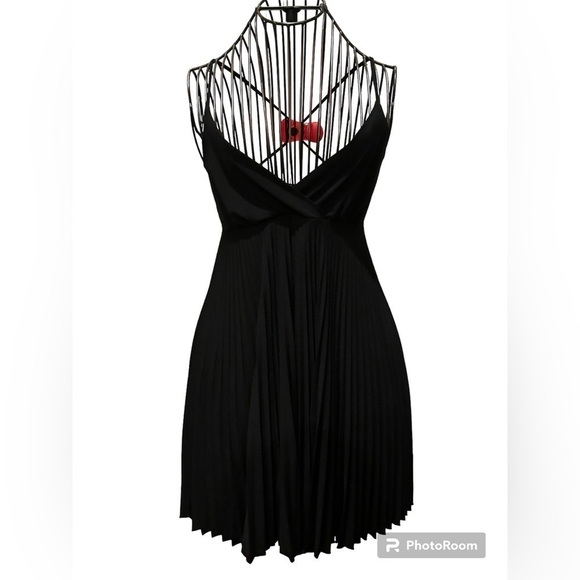Dresses & Skirts - Vintage Y2K Le Chateau Pleated little black dress